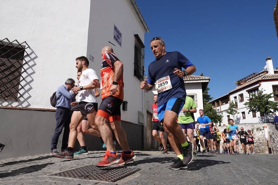 Un total de 13.1 kilómetros, dos menos que la pasada edición, y un desnivel acumulado de 207 metros de auténtica belleza por los barrios del Albaicín y el Sacromonte, dejando la Alhambra a la espalda, sin dejar de recorrer también los espacios más emblemáticos de la capital