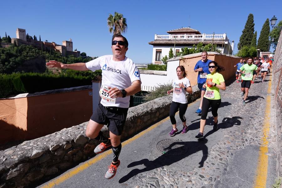 Un total de 13.1 kilómetros, dos menos que la pasada edición, y un desnivel acumulado de 207 metros de auténtica belleza por los barrios del Albaicín y el Sacromonte, dejando la Alhambra a la espalda, sin dejar de recorrer también los espacios más emblemáticos de la capital