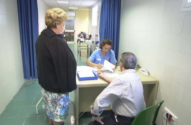 Dos pacientes acuden a Urgencias en el Hospital de Motril. 