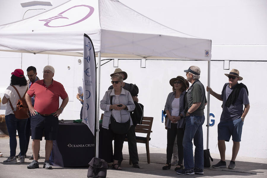 Algunos cruceristas han ido a las playas de Motril y otros, han disfrutado de un espectáculo flamenco a pie de barco