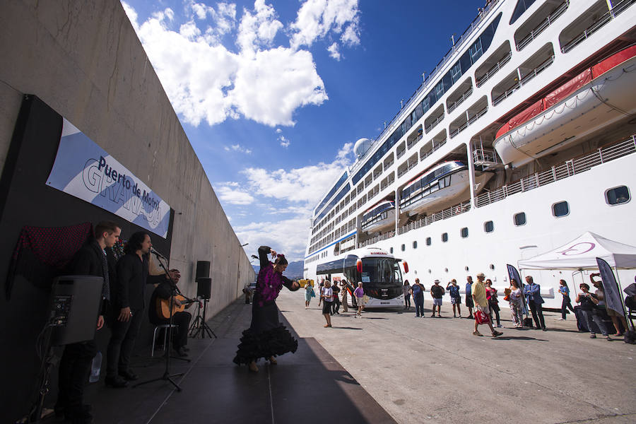 Algunos cruceristas han ido a las playas de Motril y otros, han disfrutado de un espectáculo flamenco a pie de barco