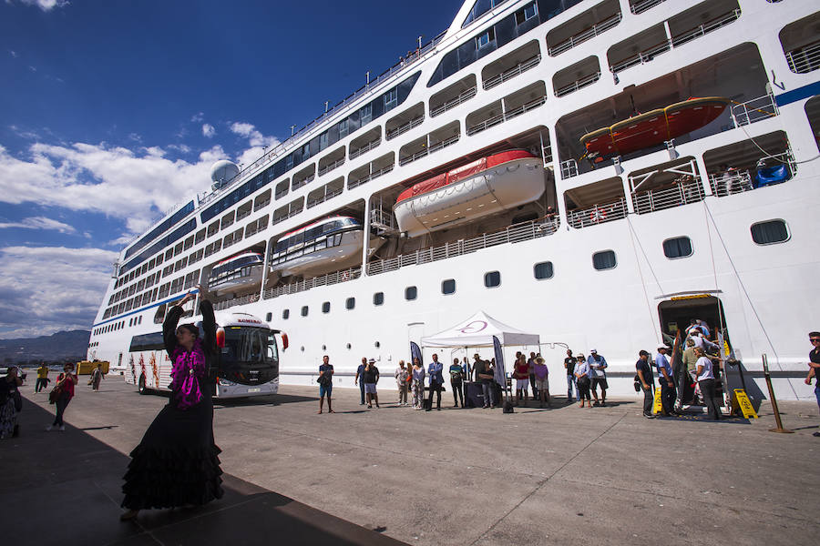 Algunos cruceristas han ido a las playas de Motril y otros, han disfrutado de un espectáculo flamenco a pie de barco