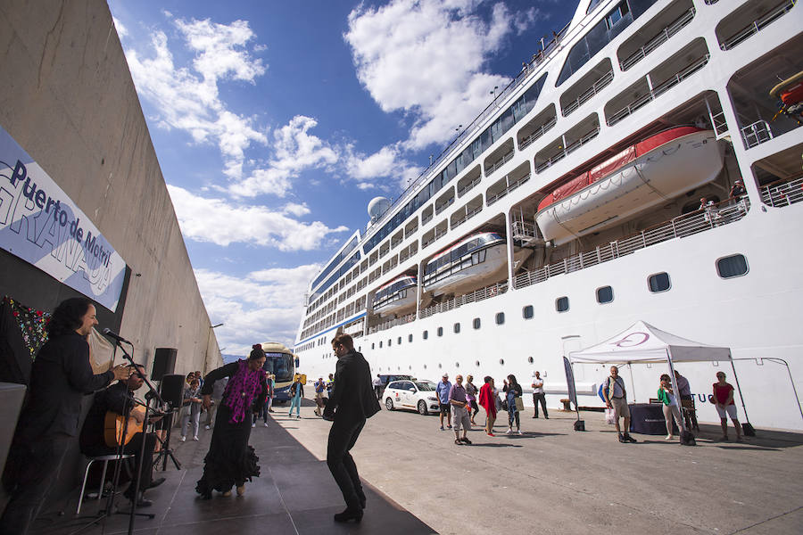 Algunos cruceristas han ido a las playas de Motril y otros, han disfrutado de un espectáculo flamenco a pie de barco