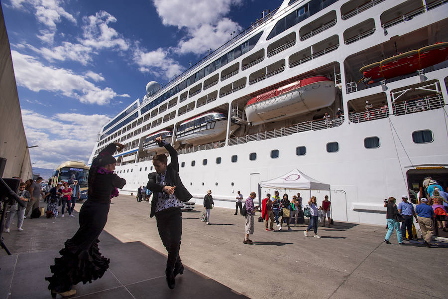 Algunos cruceristas han ido a las playas de Motril y otros, han disfrutado de un espectáculo flamenco a pie de barco