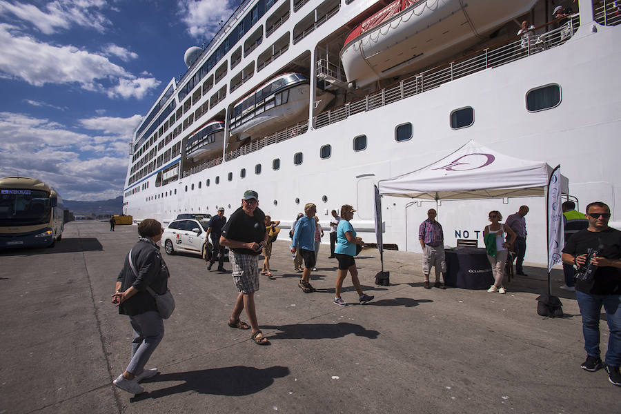 Algunos cruceristas han ido a las playas de Motril y otros, han disfrutado de un espectáculo flamenco a pie de barco
