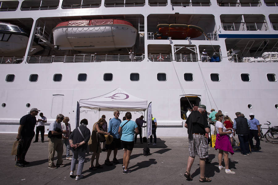 Algunos cruceristas han ido a las playas de Motril y otros, han disfrutado de un espectáculo flamenco a pie de barco