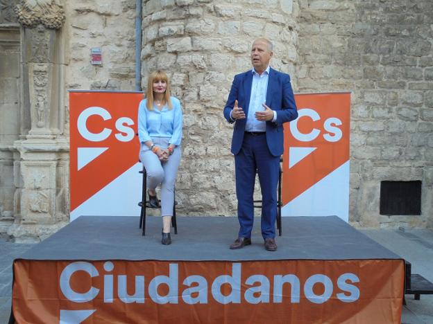 Javier Imbroda y María Cantos en el acto de ayer en la plaza de San Ildefonso en la capital.