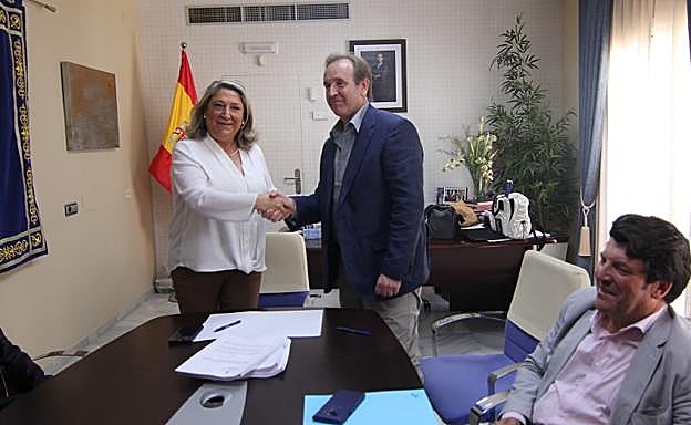 Firma del nuevo contrato de limpieza de Almuñécar. 