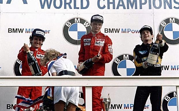 Niki Lauda celebra su triunfo en el Gran Premio de Holanda de 1985, con su compañero en McClaren Alain Prost como segundo clasificado y el piloto brasileño Ayrton Senna, en tercer lugar.