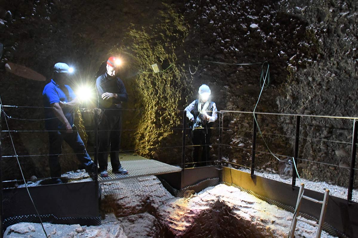 La restauración de la Acequia Real descubre nuevas galerías por las que se elevaba el agua hasta los pozos altos de la Dehesa del Generalife. Entramos en las galerías que discurren en las entrañas del Cerro del Sol