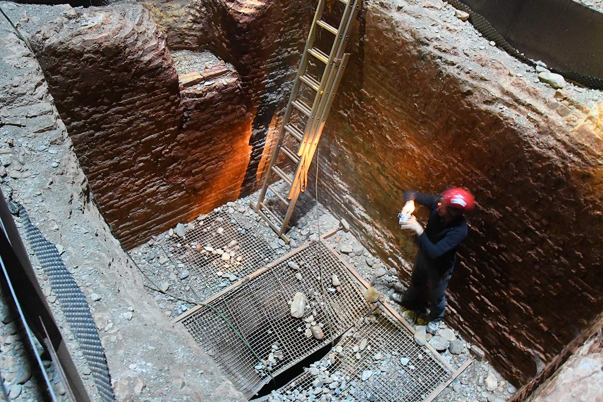 La restauración de la Acequia Real descubre nuevas galerías por las que se elevaba el agua hasta los pozos altos de la Dehesa del Generalife. Entramos en las galerías que discurren en las entrañas del Cerro del Sol