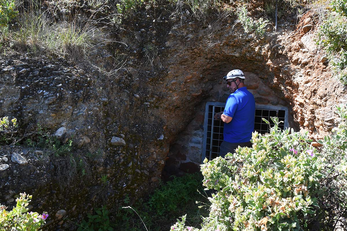 La restauración de la Acequia Real descubre nuevas galerías por las que se elevaba el agua hasta los pozos altos de la Dehesa del Generalife. Entramos en las galerías que discurren en las entrañas del Cerro del Sol