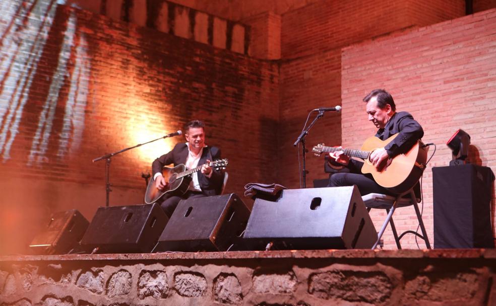 Santiago Auseron en los Baños Árabes, acompañado de Joan Vinyals.