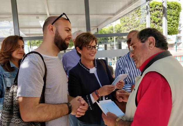 Valverde, acompañada por miembros de su candidatura, entrega su programa a un vecino.