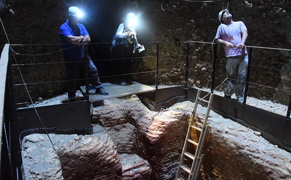 En el interior del gran pozo donde se ubicó una noria para elevar el agua desde la Acequia Real 