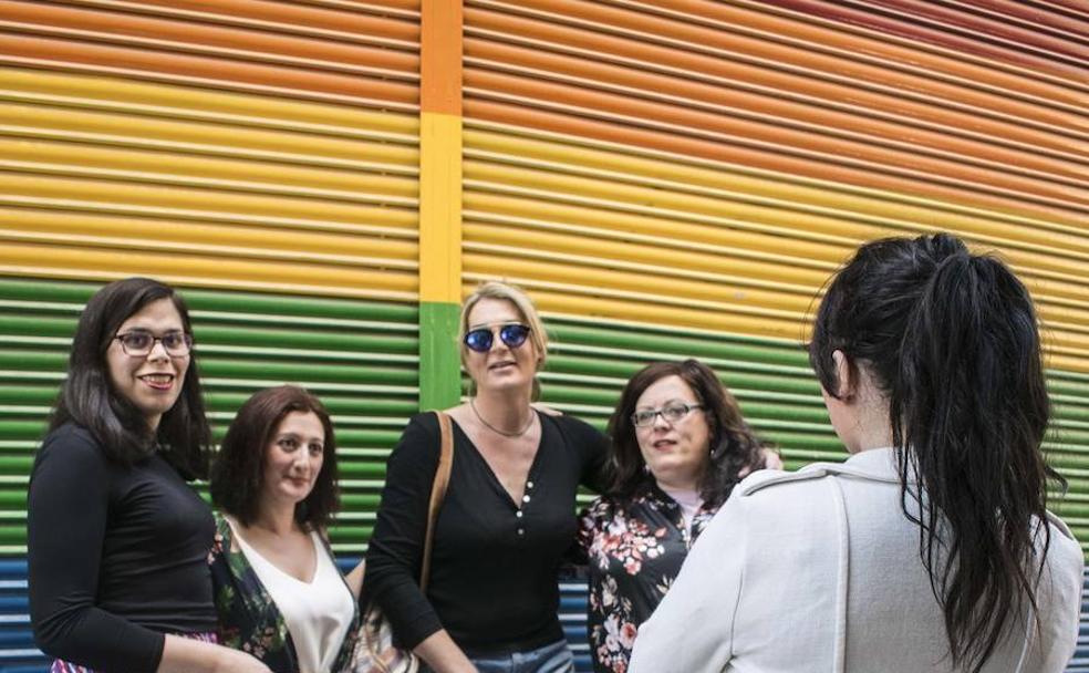 Las persianas pintadas con los colores del arco iris, símbolo LGTI, con 'les' representantes de todos los colectivos en Granada.