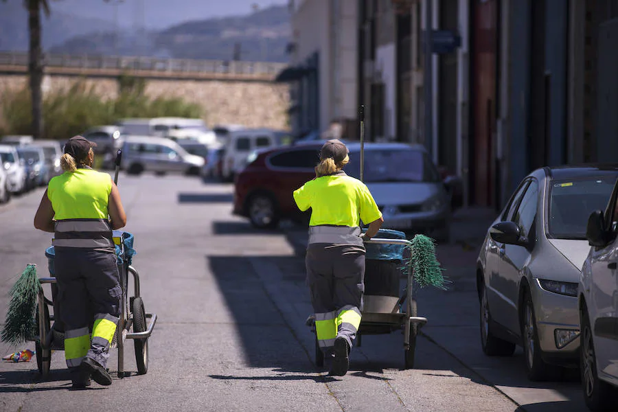 Dos trabajadoras del servicio de limpieza, en Salobreña