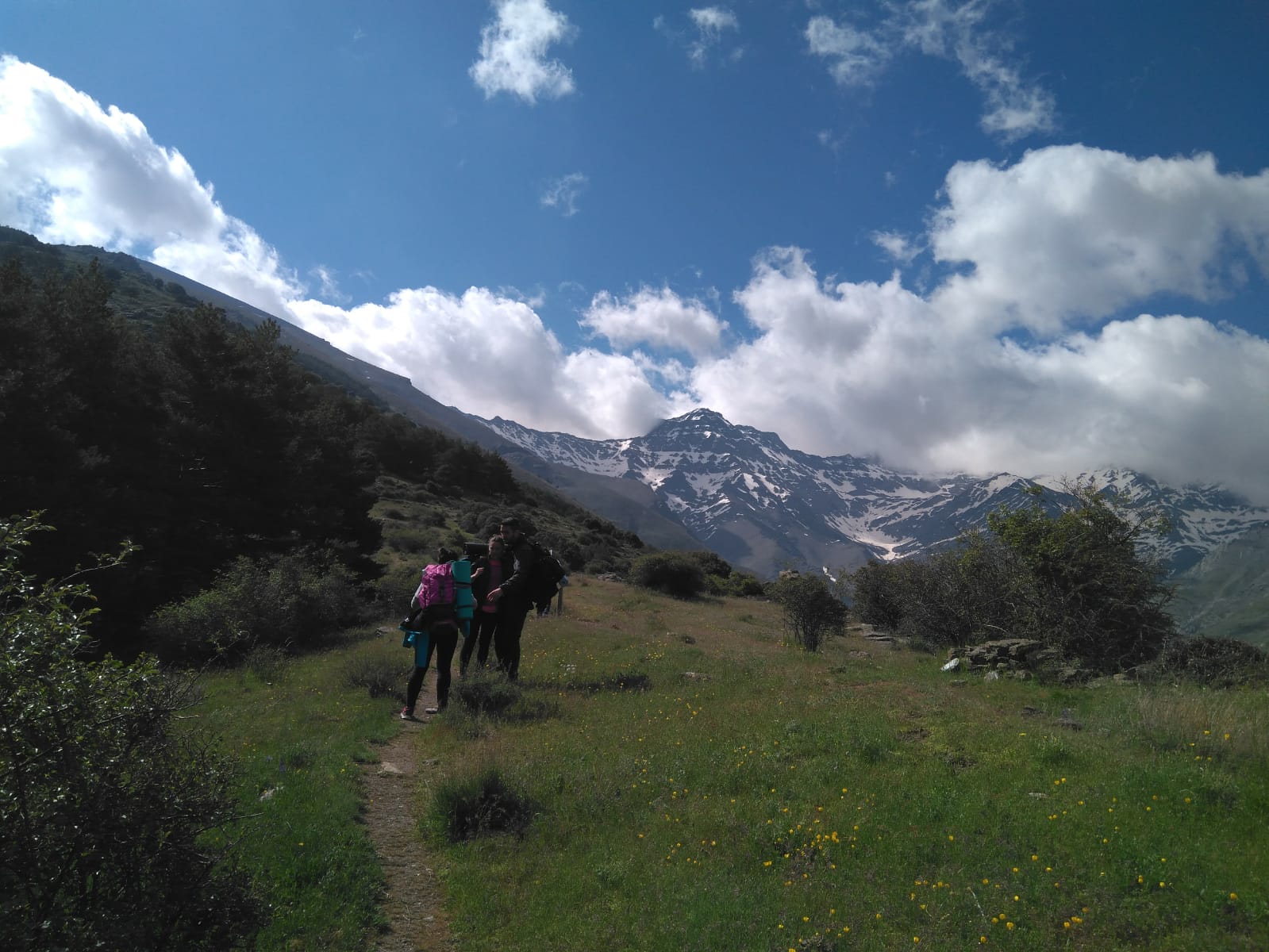 Iniciamos nuestra ruta en el mismo punto que la Vereda de la Estrella, en Güejar Sierra, donde dejaremos los vehículos y seguiremos las indicaciones hacia el barranco de San Juan,