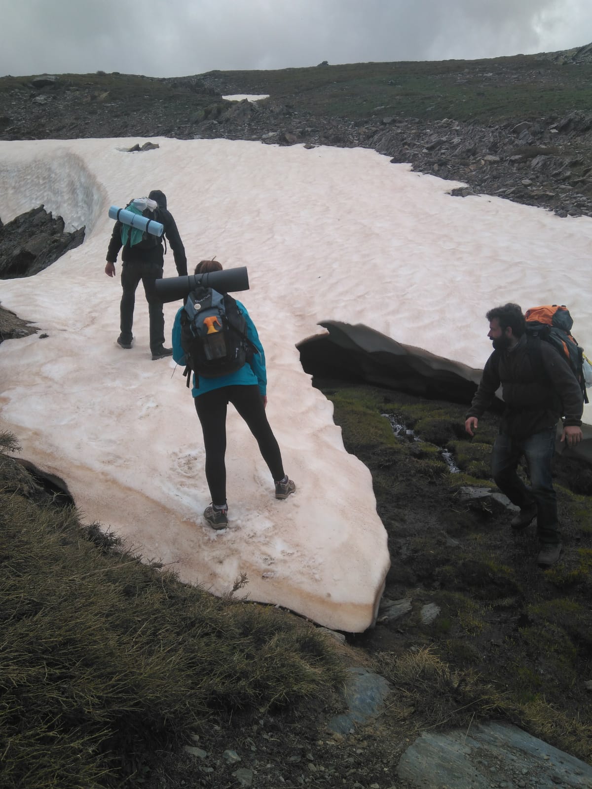 Iniciamos nuestra ruta en el mismo punto que la Vereda de la Estrella, en Güejar Sierra, donde dejaremos los vehículos y seguiremos las indicaciones hacia el barranco de San Juan,