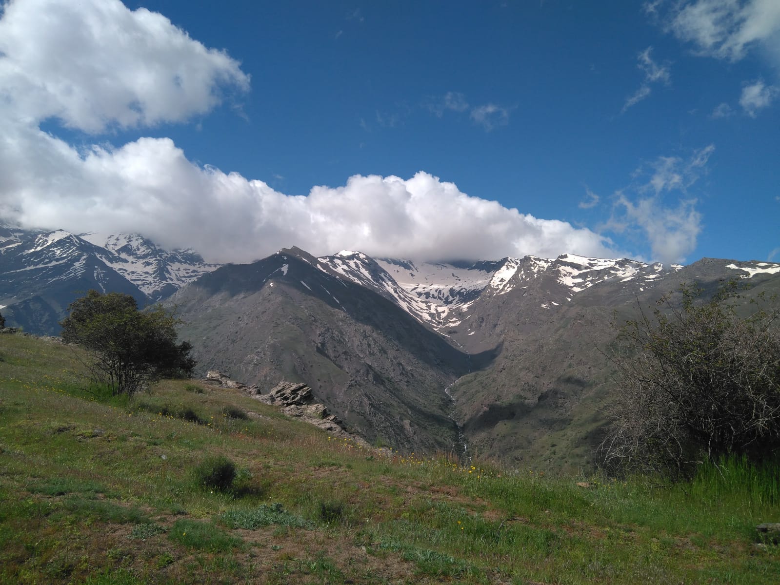 Iniciamos nuestra ruta en el mismo punto que la Vereda de la Estrella, en Güejar Sierra, donde dejaremos los vehículos y seguiremos las indicaciones hacia el barranco de San Juan,