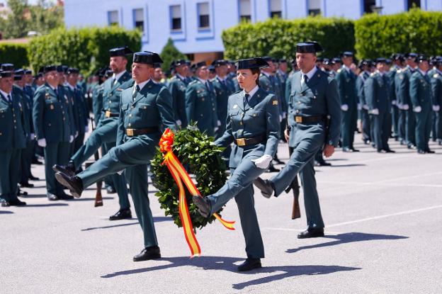 Desfile y corona como homenaje a los caídos durante la conmemoración del 175 aniversario de la Guardia Civil.