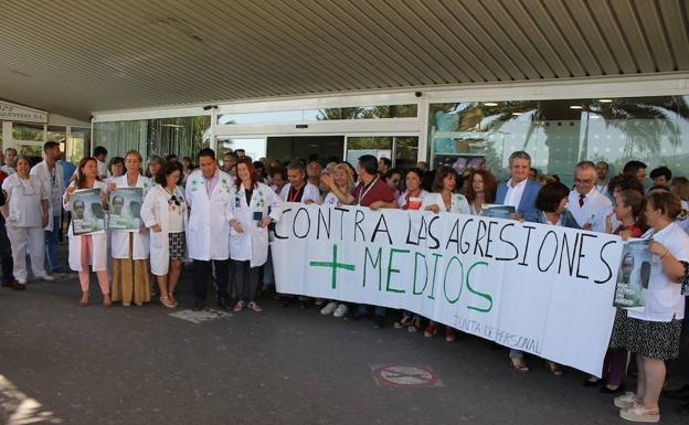 Profesionales sanitarios de Torrecárdenas, esta mañana durante la concentración. 