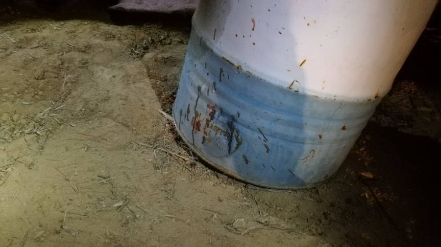 Barril con restos tras los disparos. 