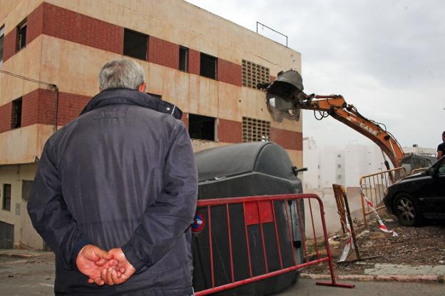 Un señor observa el derribo de un edificio en la primera obra ejecutada en San Cristóbal .