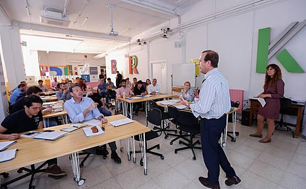 El director general de IDEAL, Diego Vargas, da la bienvenida a los emprendedores seleccionados para Alhambra Venture.