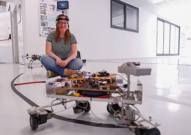 María Gándara controla un perro electrónico con su mente.