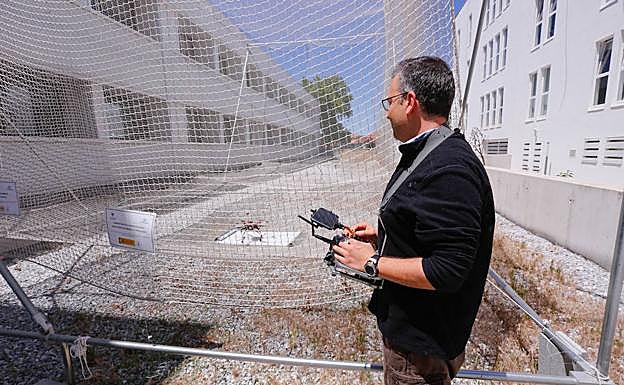 Imagen principal - Agis aterriza el dron en 'la jaula' y varios modelos con los que han trabajado 