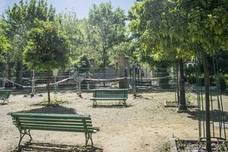Los vecinos del parque se quejan de la dejadez y la falta de limpieza del jardín. Además, piden más presencia policial en la zona.