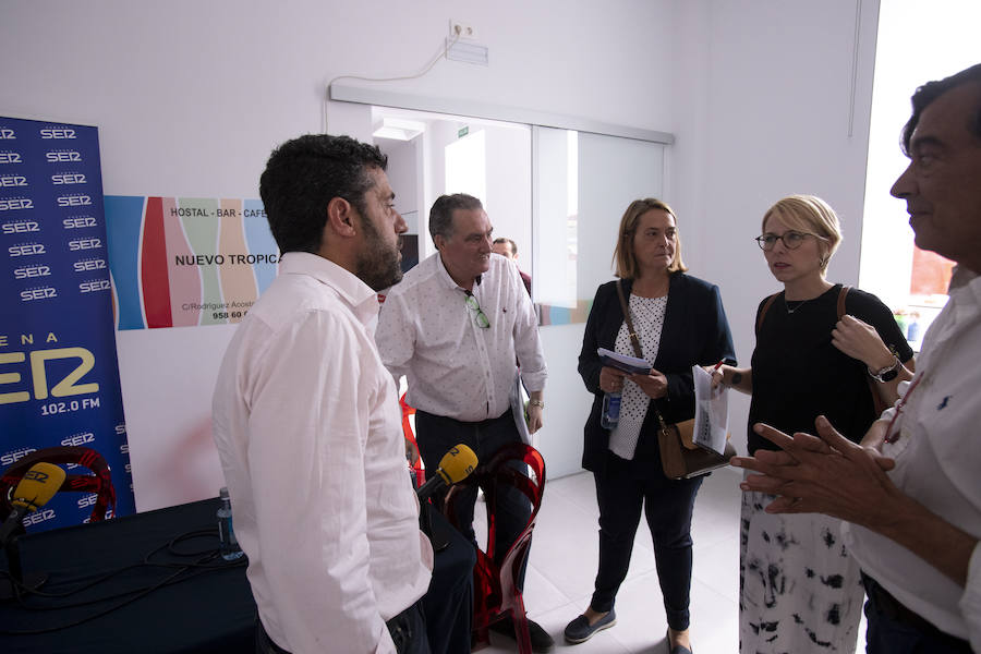 Francisco Sánchez Cantalejo (PSOE), Antonio Escámez (Más Motril), Luisa García Chamorro (PP), Inmaculada Omiste (IU-Equo) y José Llorente (IU-Equo) en el escenario del debate radiofónico que mantuvieron los candidatos ayer. 