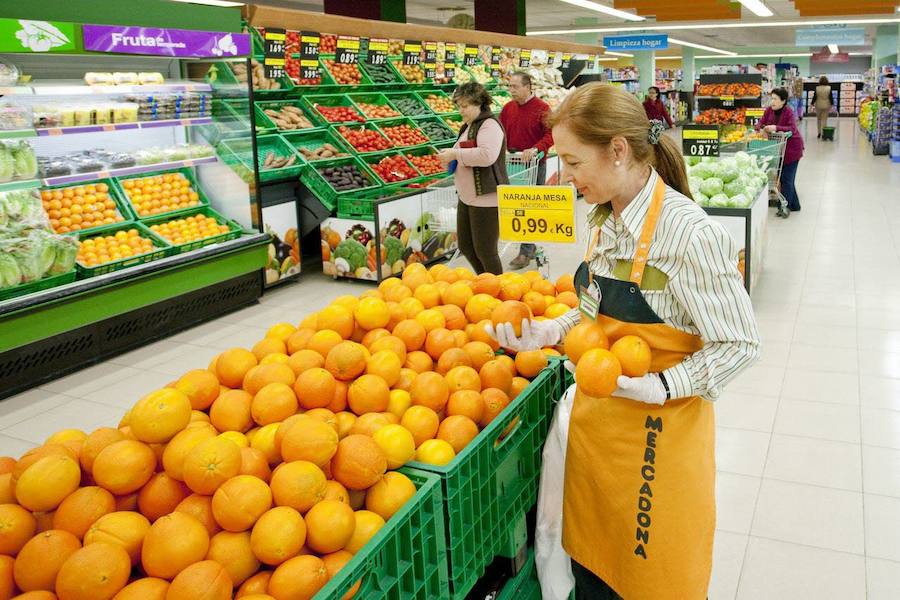 Puestos de verdura y pescadería de un supermercado Mercadona. 