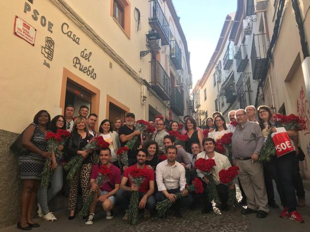 Miembros de la candidatura y militantes del PSOE salieron ayer para repartir claves por las calles de Jaén.