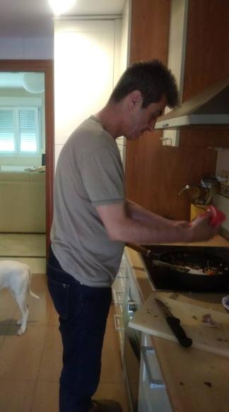 Antonio Cambril, candidato de Podemos IU, en la cocina de su casa.