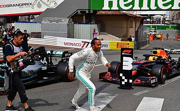 Lewis Hamilton celebra la 'pole' en Mónaco. Afp