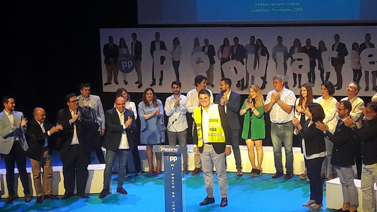 Los regantes de Almuñécar han convertido esta prenda, que encarna la protesta por los 15 años perdidos con Rules, en protagonista de la campaña. Todos los políticos, ministra incluida, se han retratado y comprometido con ellos