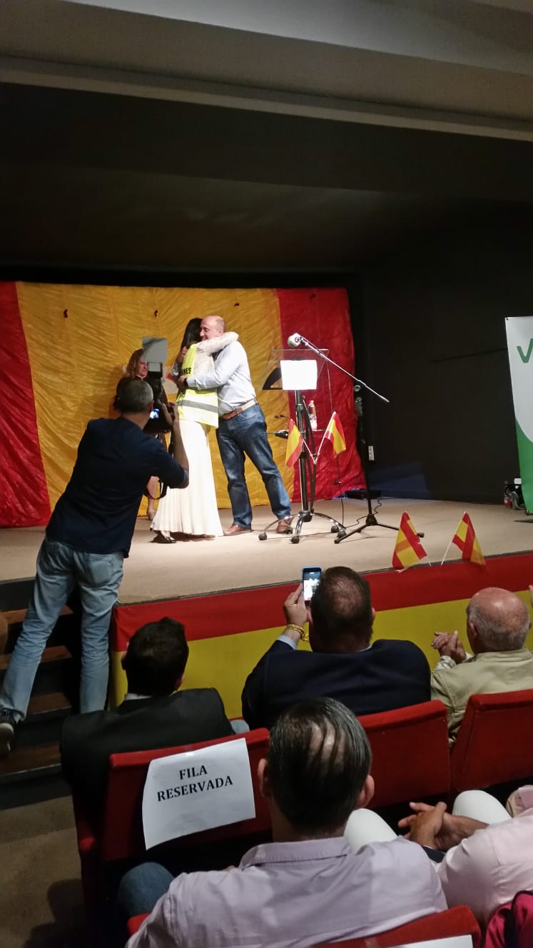 Los regantes de Almuñécar han convertido esta prenda, que encarna la protesta por los 15 años perdidos con Rules, en protagonista de la campaña. Todos los políticos, ministra incluida, se han retratado y comprometido con ellos