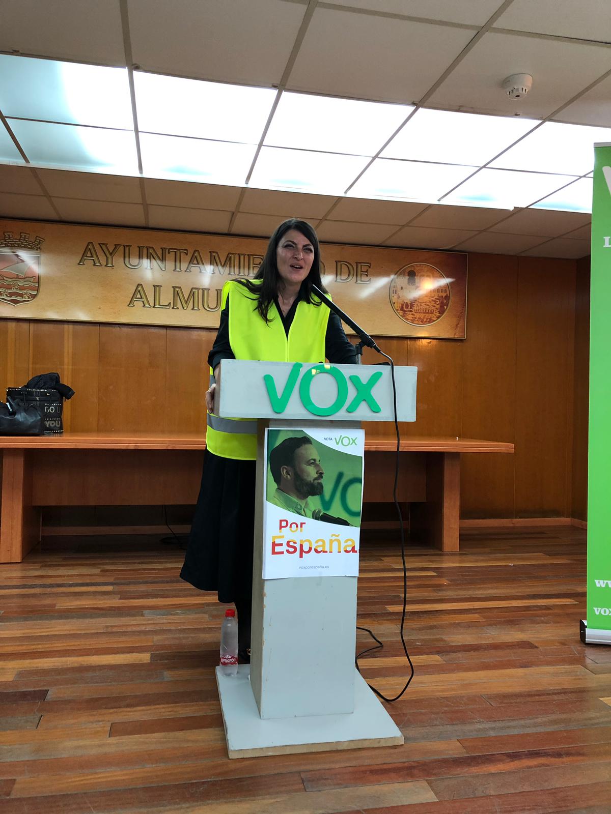 Los regantes de Almuñécar han convertido esta prenda, que encarna la protesta por los 15 años perdidos con Rules, en protagonista de la campaña. Todos los políticos, ministra incluida, se han retratado y comprometido con ellos