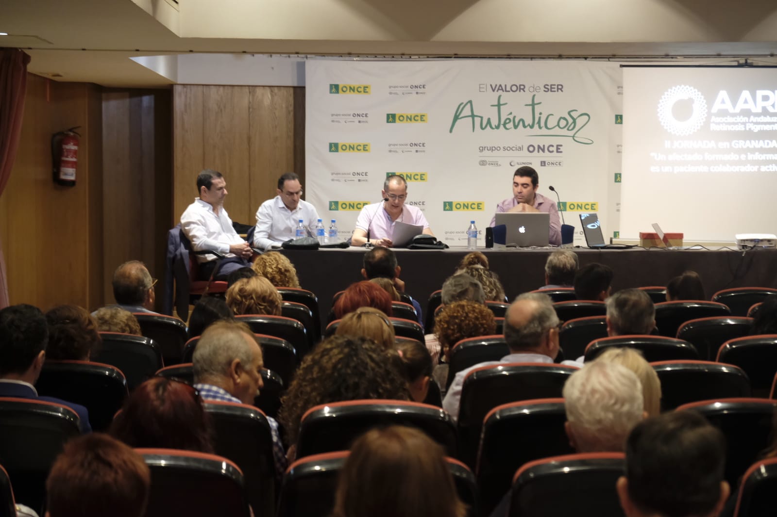 Considerada una enfermedad rara (afecta a una de cada tres mil setecientas personas), es la tercera causa de ceguera en los países desarrollados