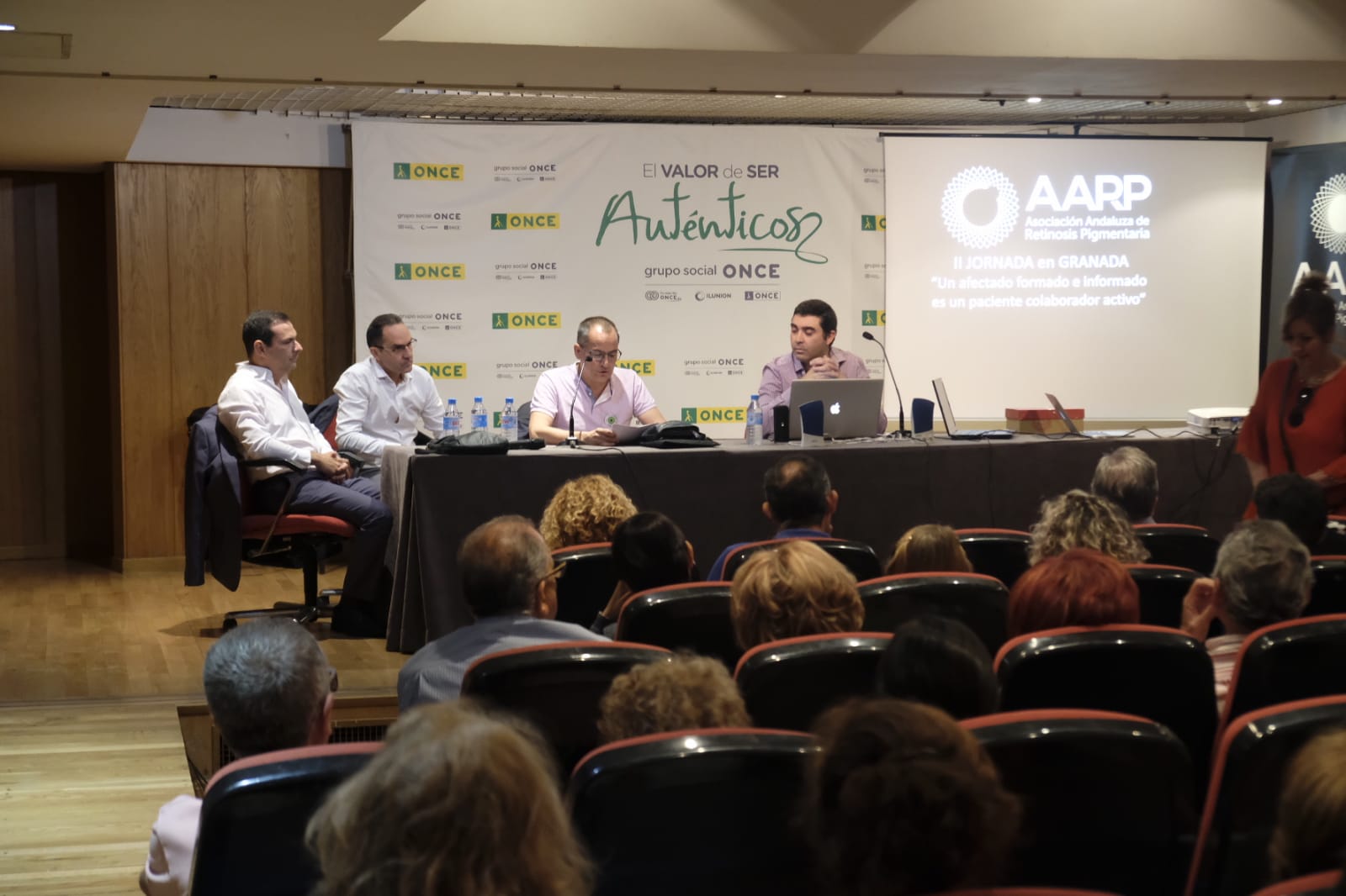 Considerada una enfermedad rara (afecta a una de cada tres mil setecientas personas), es la tercera causa de ceguera en los países desarrollados