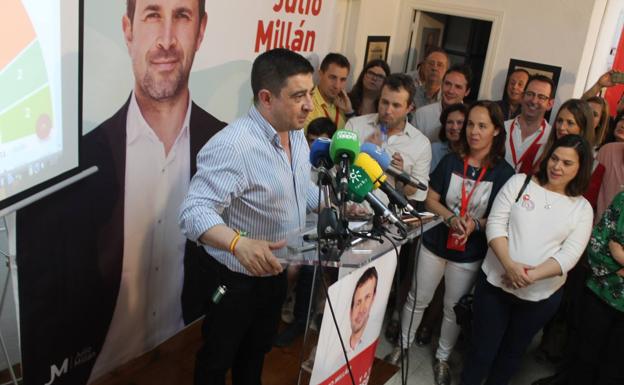 El secretario general del PSOE jienense, Francisco Reyes, durante su intervención ayer, tras conocerse los resultados electorales. 