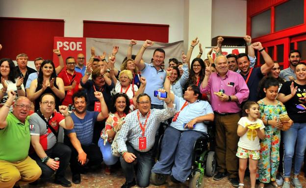 Daniel Campos celebró la victoria socialista en la sede con numerosos militantes y simpatizantes.