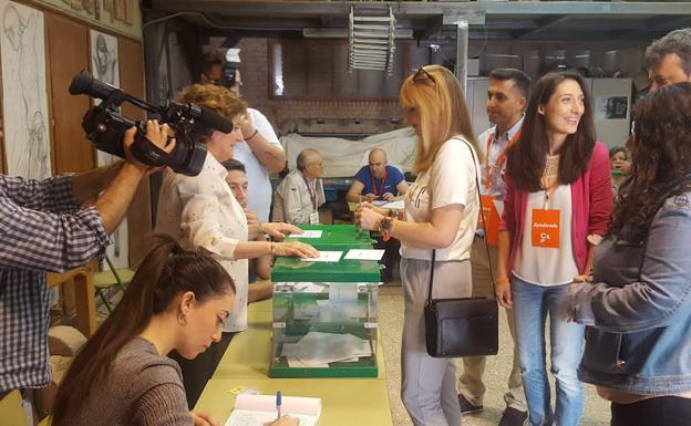 La candidata de Ciudadanos, María Cantos, en la Escuela de Arte José Nogué. 