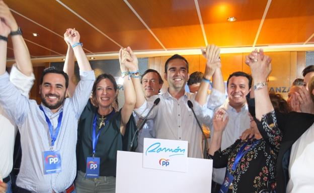 El líder del PP en Almería celebra su victoria.