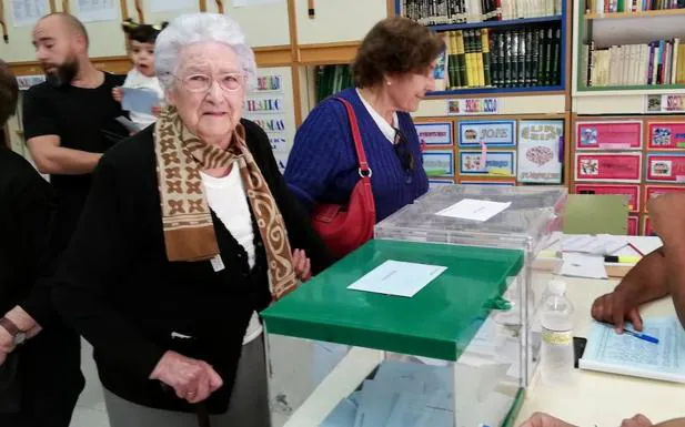 Aurora Guijosa, de 95 años, vota en el colegio Alcalá Venceslada. Poveda