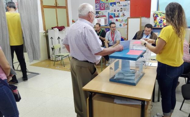 Imagen principal - Elecciones Municipales Granada 2019 | Dúrcal, el pueblo granadino donde se repitieron las elecciones municipales vota con un esmerado control