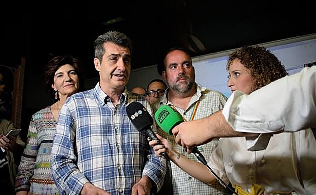 Antonio Cambril con sus colaboradores analiza los resultados 