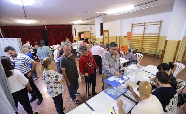Elecciones municipales | Una mañana con los colegios a rebosar en Granada